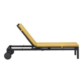 Liege mit grauem Kissen