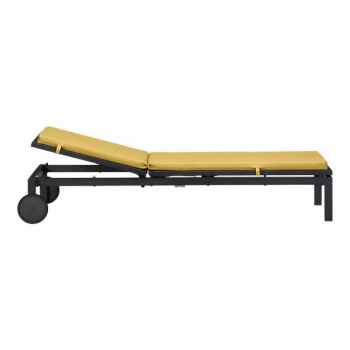 Liege mit grauem Kissen