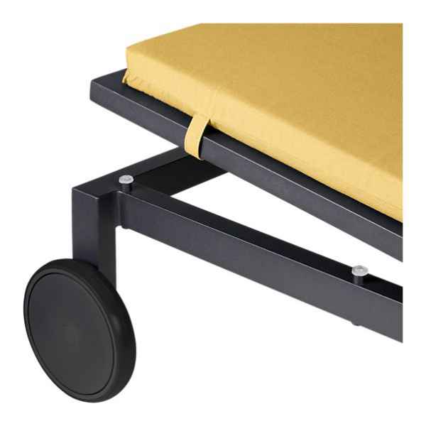 Liege mit grauem Kissen