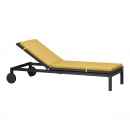 Liege mit grauem Kissen